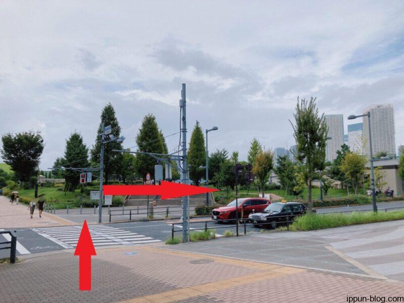 交差点を渡ることを示す画像