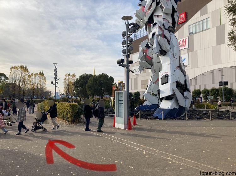 ガンダム前をまっすぐ進む写真