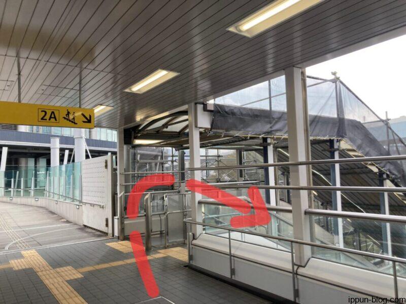 新豊洲駅のエスカレーターを案内する画像