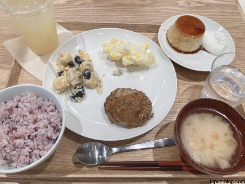 Café&Meal MUJIで食事をする様子