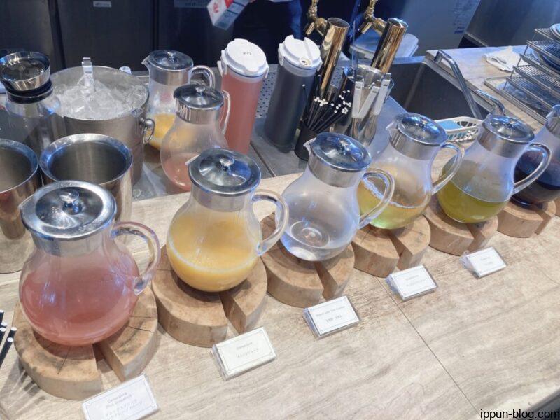 ソフトドリンクが並ぶ様子