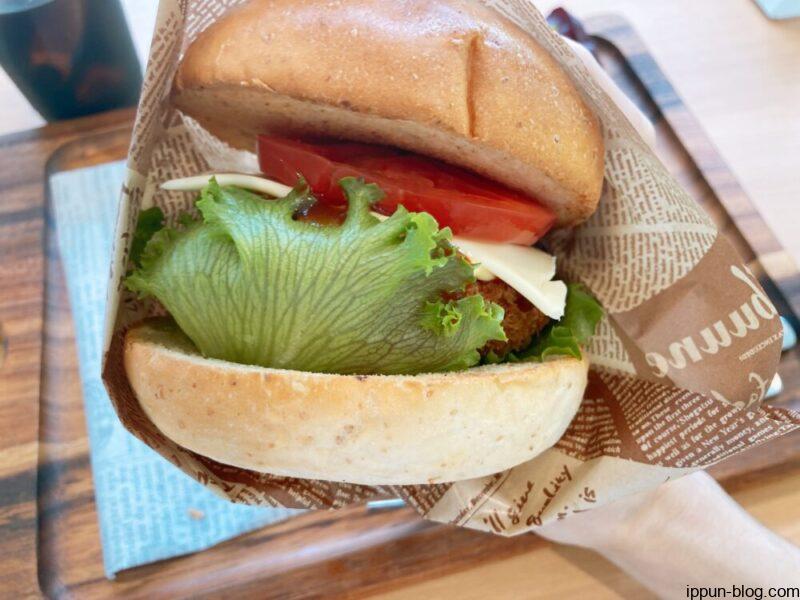 包まれたフィッシュメンチバーガー