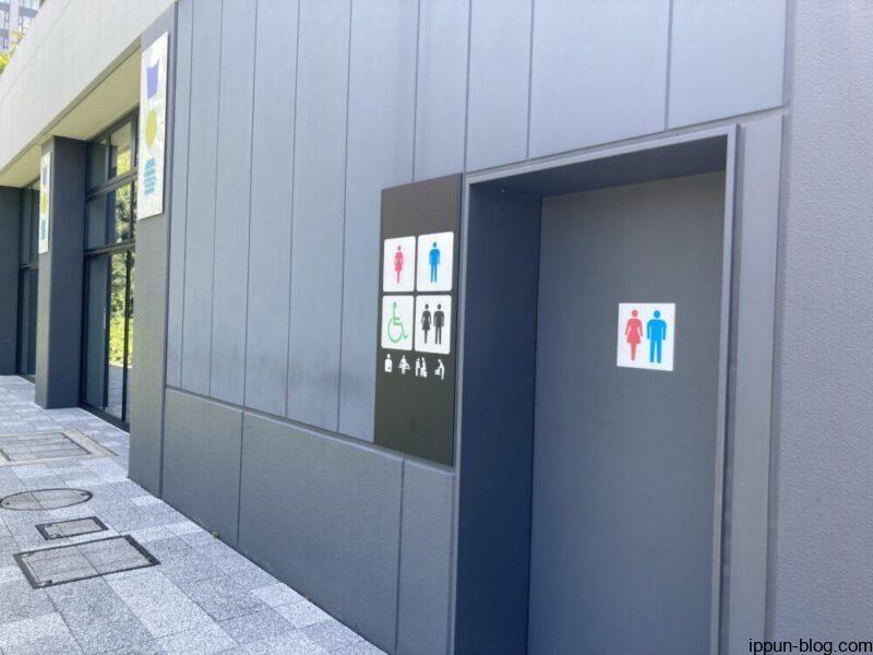 有明アリーナ施設外(親水デッキ側)トイレの外観