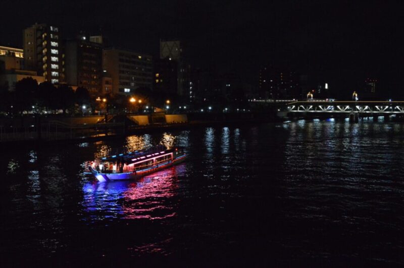 夜の隅田川を走る水上バス