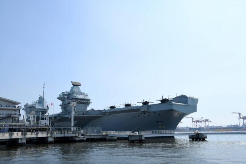 東京国際クルーズターミナルに停泊する英海軍空母プリンス・オブ・ウェールズ