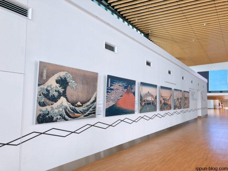 葛飾北斎の美術品などが並ぶ通路