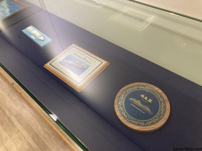 飛鳥Ⅲの記念品が並ぶギャラリー