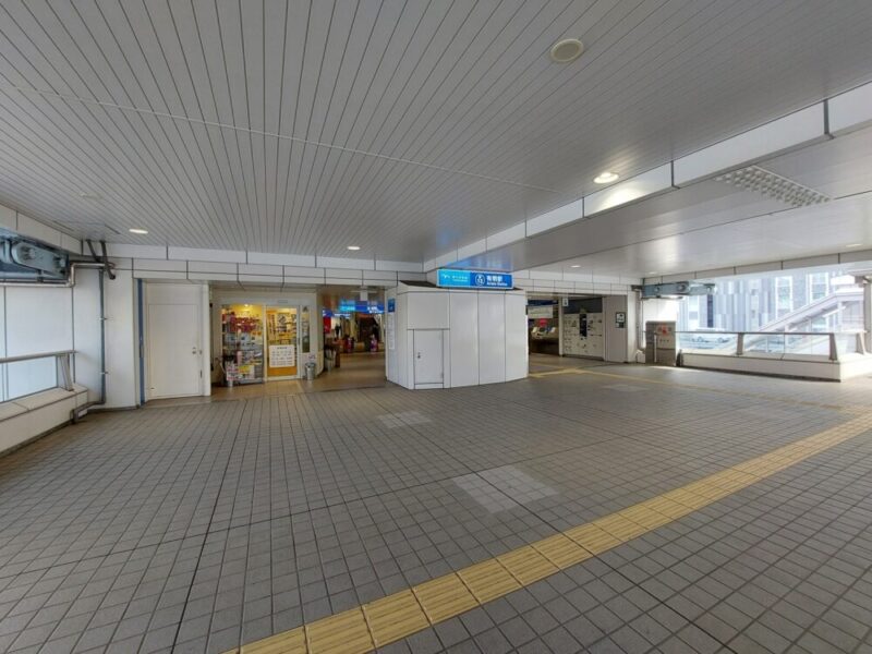 有明駅改札付近