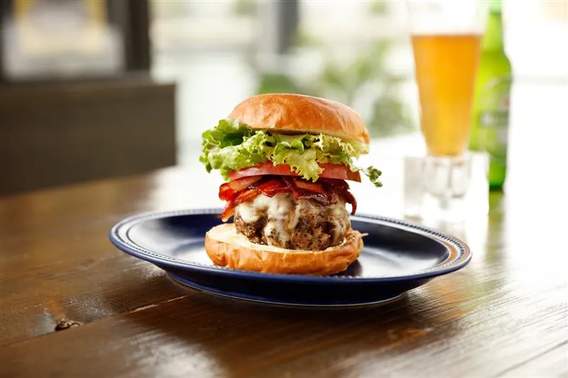 潮見スキッパーズ有明店の食事の様子