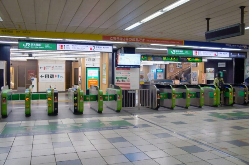 新木場駅改札の外観