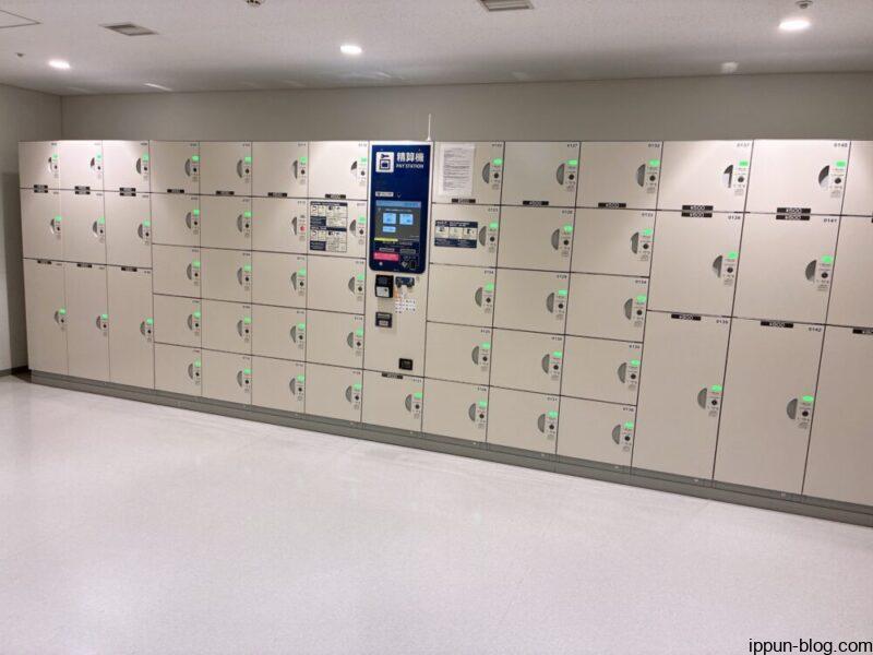 南側エスカレーター付近のコインロッカーの外観①